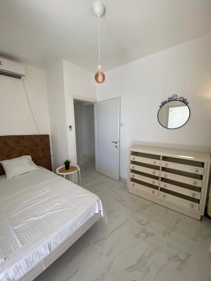 Apartment Oskar Beach Бат-Ям Екстер'єр фото